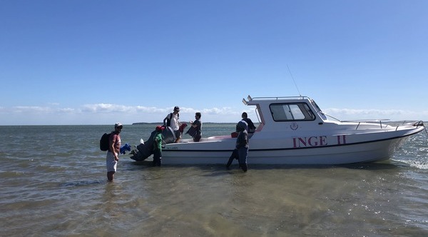 Guests getting off a boat charter in the Machangulo Peninsula